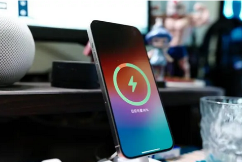 沙依巴克苹果15换屏服务分享用什么充电器给iPhone15充电更好 